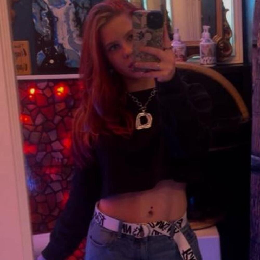 Black cropped gildan sweatshirt in a S